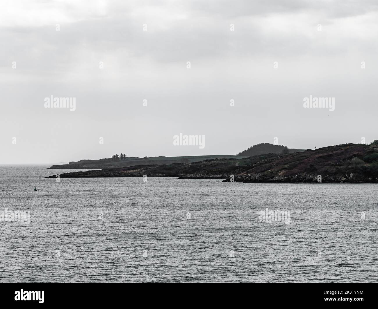 Colline cupe sulla costa della baia di Glandore. Cielo nuvoloso sul mare. Mare. Natura dell'Irlanda. Foto Stock