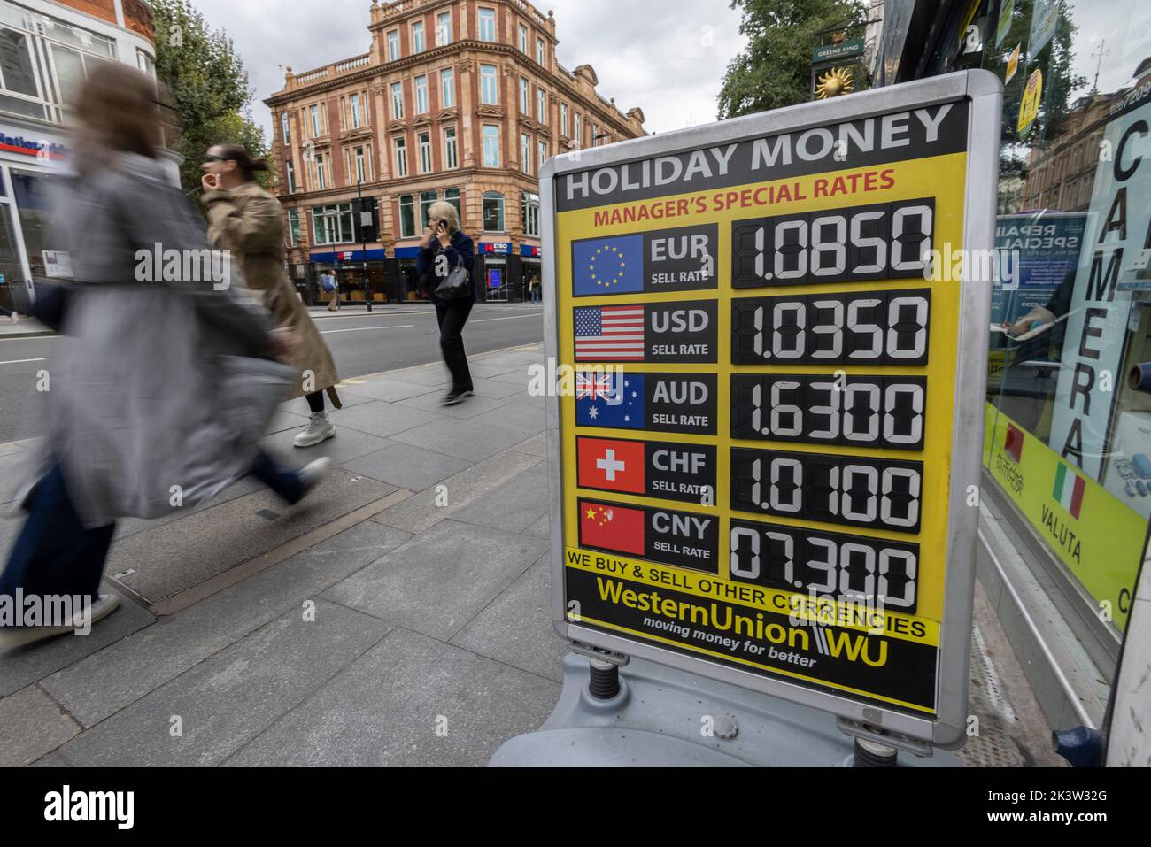 I tassi di cambio di valuta di festa hanno fatto pubblicità a fuori di un bureau de change mentre la sterlina britannica ha colpito un record basso a $1,03, Tottenham Court Road, Londra, Regno Unito Foto Stock