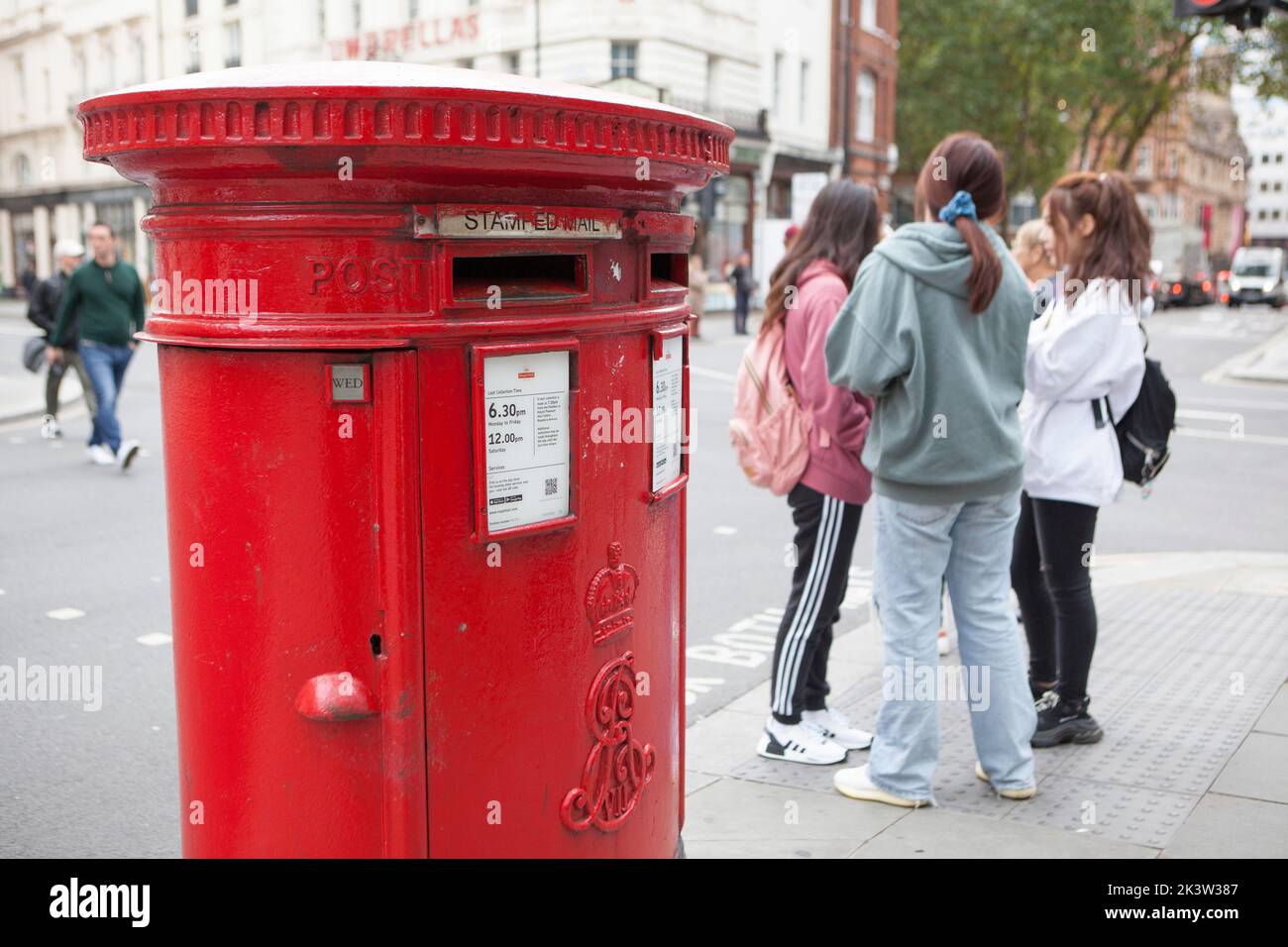 Londra, Regno Unito, 28 settembre 2022: Una casella postale Royal Mail nel centro di Londra. L'Unione dei lavoratori della comunicazione (CWU) ha annunciato una serie di scioperi postali a seguito di un voto di personale, che sono insoddisfatti della retribuzione e delle condizioni offerte dalla direzione. Anna Watson/Alamy Live News Foto Stock