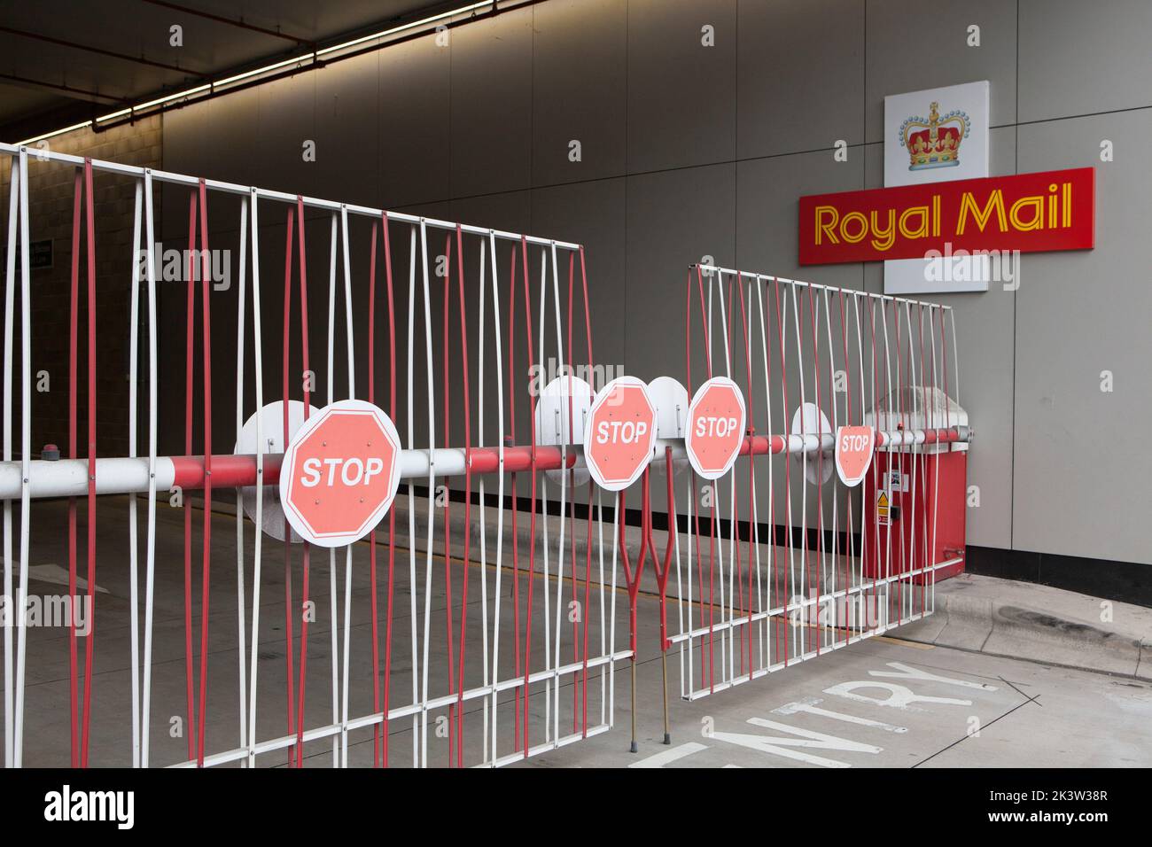 Londra, Regno Unito, 28 settembre 2022: Furgoni Royal Mail presso l'ufficio di smistamento di Mount Pleasant a Londra. L'Unione dei lavoratori della comunicazione (CWU) ha annunciato una serie di scioperi postali a seguito di un voto di personale, che sono insoddisfatti della retribuzione e delle condizioni offerte dalla direzione. Anna Watson/Alamy Live News Foto Stock