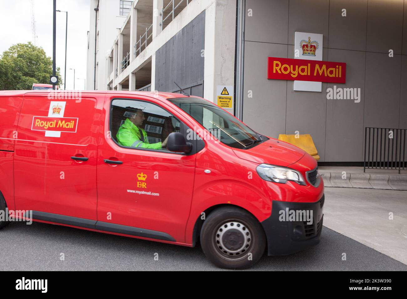 Londra, Regno Unito, 28 settembre 2022: Furgoni Royal Mail presso l'ufficio di smistamento di Mount Pleasant a Londra. L'Unione dei lavoratori della comunicazione (CWU) ha annunciato una serie di scioperi postali a seguito di un voto di personale, che sono insoddisfatti della retribuzione e delle condizioni offerte dalla direzione. Anna Watson/Alamy Live News Foto Stock