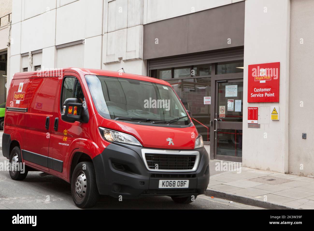 Londra, Regno Unito, 28 settembre 2022: Furgoni Royal Mail presso l'ufficio di smistamento di Mount Pleasant a Londra. L'Unione dei lavoratori della comunicazione (CWU) ha annunciato una serie di scioperi postali a seguito di un voto di personale, che sono insoddisfatti della retribuzione e delle condizioni offerte dalla direzione. Anna Watson/Alamy Live News Foto Stock