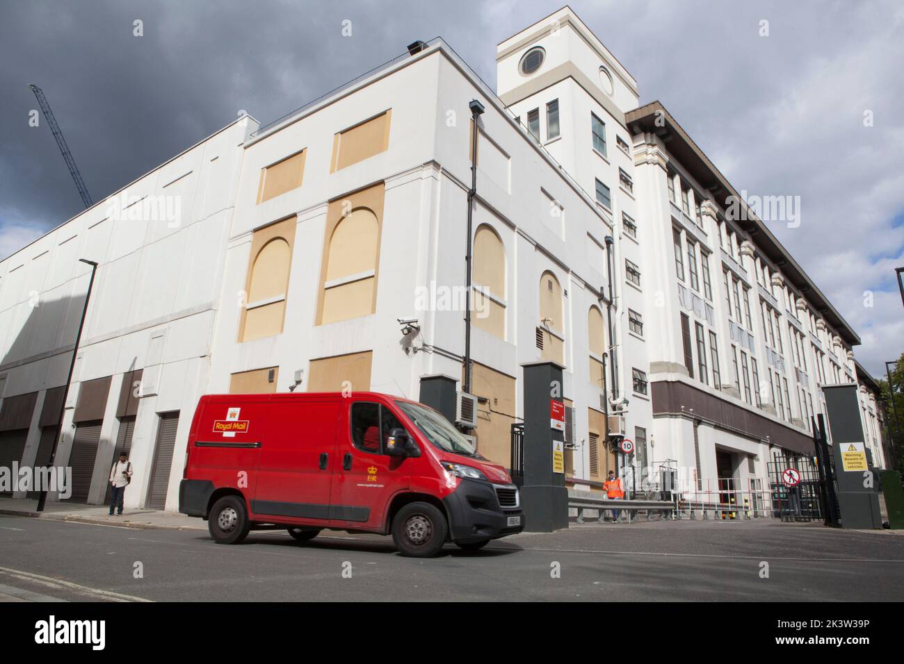 Londra, Regno Unito, 28 settembre 2022: Furgoni Royal Mail presso l'ufficio di smistamento di Mount Pleasant a Londra. L'Unione dei lavoratori della comunicazione (CWU) ha annunciato una serie di scioperi postali a seguito di un voto di personale, che sono insoddisfatti della retribuzione e delle condizioni offerte dalla direzione. Anna Watson/Alamy Live News Foto Stock