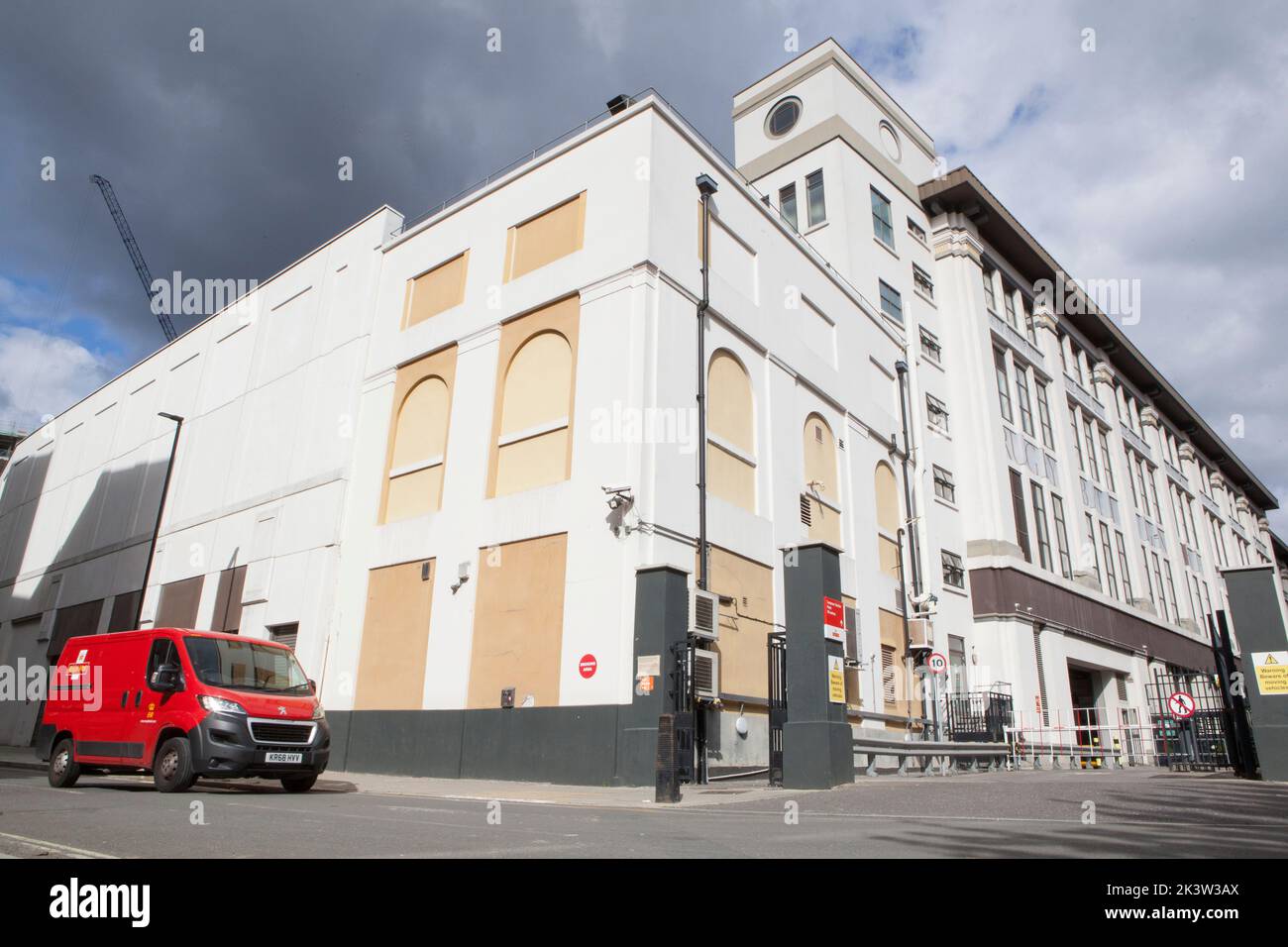 Londra, Regno Unito, 28 settembre 2022: Furgoni Royal Mail presso l'ufficio di smistamento di Mount Pleasant a Londra. L'Unione dei lavoratori della comunicazione (CWU) ha annunciato una serie di scioperi postali a seguito di un voto di personale, che sono insoddisfatti della retribuzione e delle condizioni offerte dalla direzione. Anna Watson/Alamy Live News Foto Stock