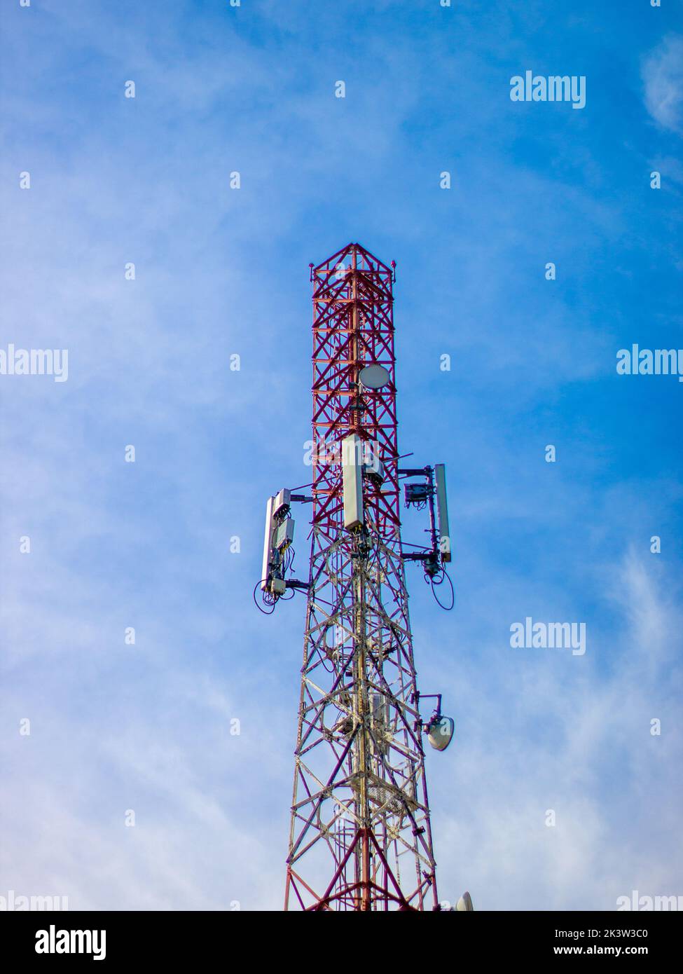 Torretta di segnalazione della rete cellulare, radio e WiFi Foto Stock