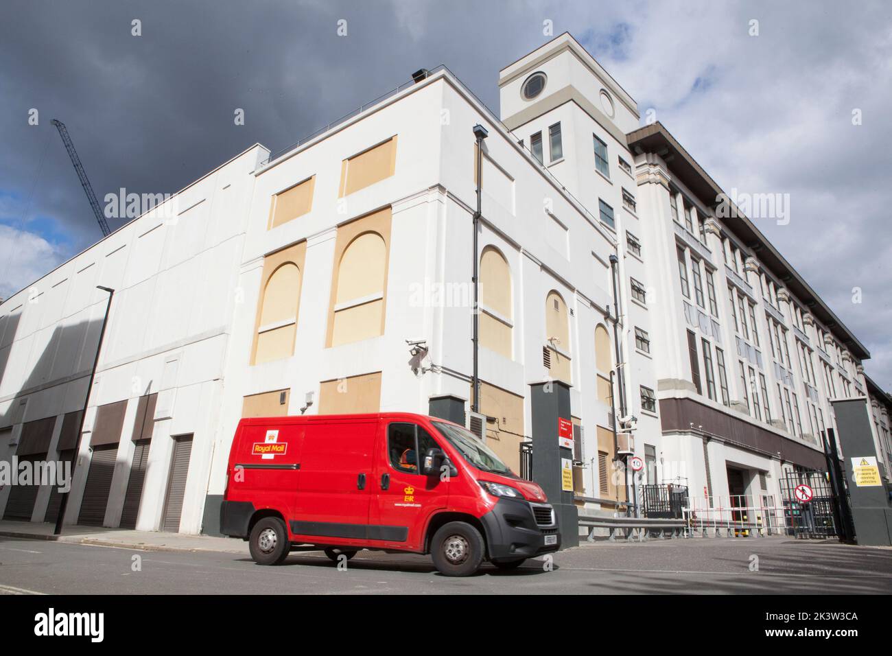 Londra, Regno Unito, 28 settembre 2022: Furgoni Royal Mail presso l'ufficio di smistamento di Mount Pleasant a Londra. L'Unione dei lavoratori della comunicazione (CWU) ha annunciato una serie di scioperi postali a seguito di un voto di personale, che sono insoddisfatti della retribuzione e delle condizioni offerte dalla direzione. Anna Watson/Alamy Live News Foto Stock