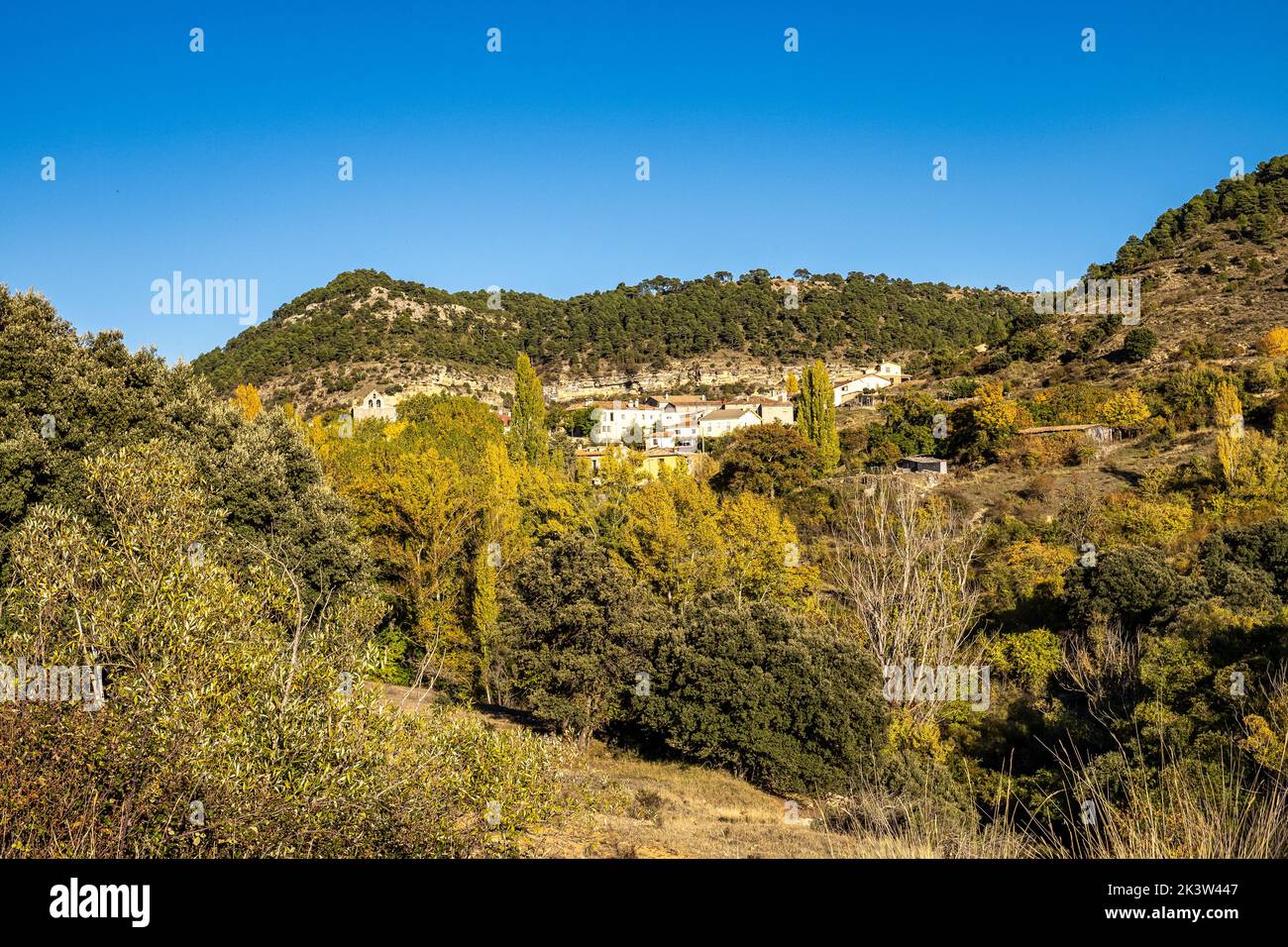 Paesaggi di montagna al villaggio Valdecabras, Serrania de Cuenca, Spagna, con sorprendenti forme rocciose, che gli danno un tocco magico e misterioso. Foto Stock