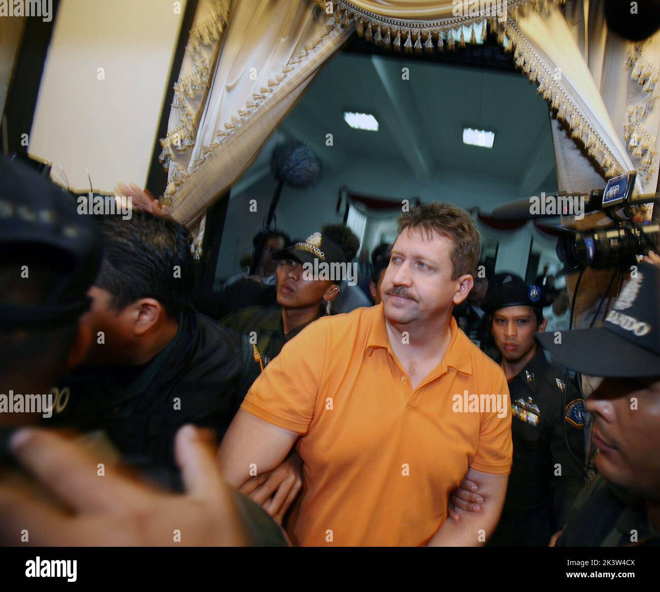 Bangkok, Thailandia. 7th Mar, 2008. Il commerciante di armi russo Viktor Bout è stato preso in custodia da funzionari thailandesi dopo un'operazione di pungiglione a Bangkok organizzata dalla U.S. Drug Enforcement Administration. Il famoso commerciante di armi conosciuto come il mercante della morte era il carattere liberamente basato sulla sua vita nel film di Hollywood il Signore della guerra. Il bout è stato estradato negli Stati Uniti due anni più tardi, dove attualmente sta ancora servendo una pena di 25 anni a Marion, Illinois. Queste foto sono state scattate all'arraignment di Bout presso la sede centrale della polizia di Bangkok il 7 marzo 2008. Ci è speculazione che Bout potrebbe un giorno b Foto Stock