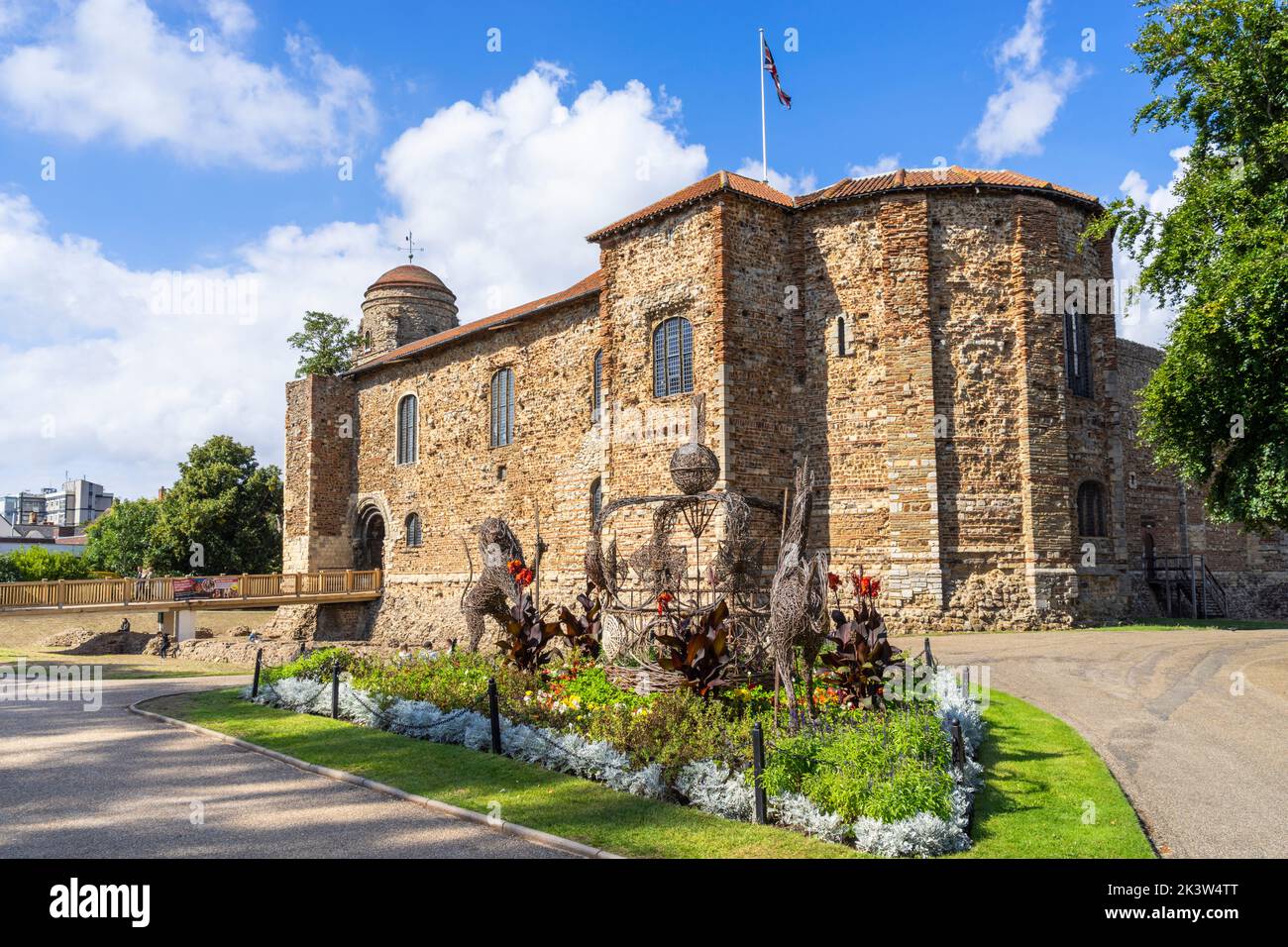 Aiuole di fiori di fronte al castello di Colchester un castello normanno costruito sulle rovine romane nel parco del castello di Colchester Essex Inghilterra GB Europa Foto Stock