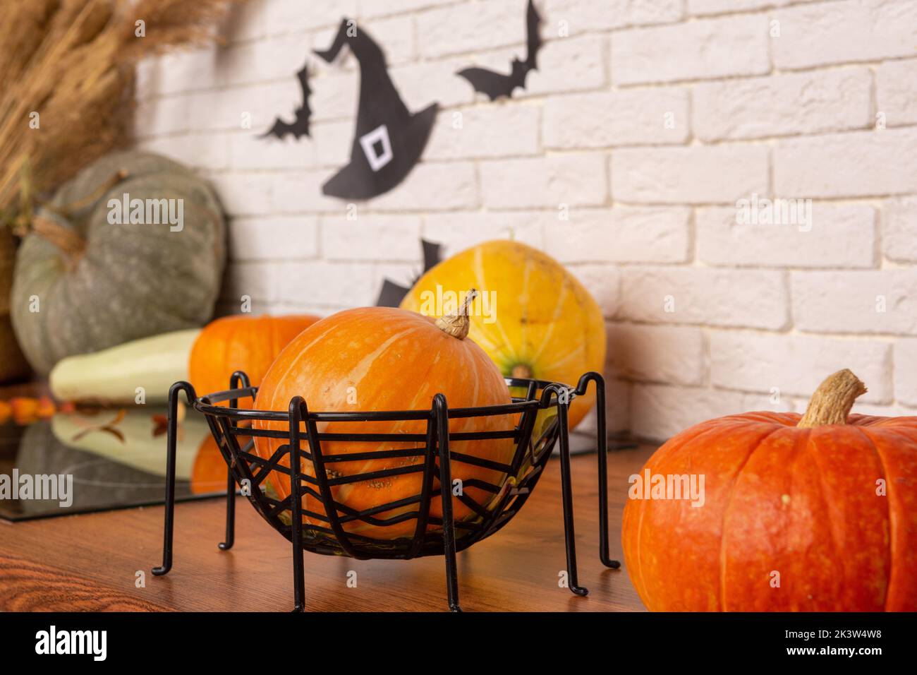 Zucche sulla tabella per la decorazione per la festa di Halloween. Mi preparo a celebrare il giorno di tutti i Santi e sto creando la Lanterna di Jack. Foto Stock