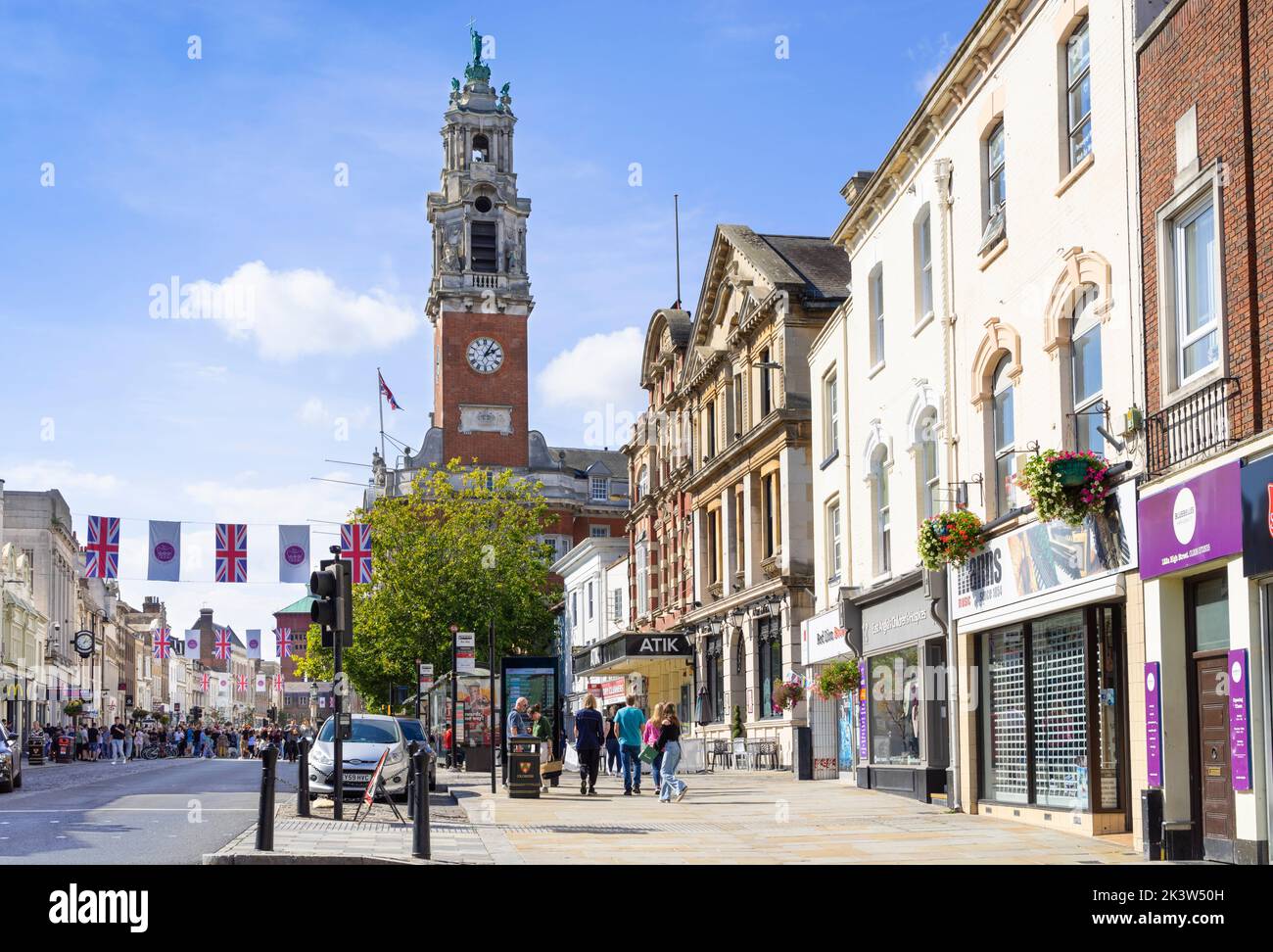 Colchester High Street shops e Colchester Town Hall Colchester Town Centre Colchester Essex Inghilterra Regno Unito GB Europa Foto Stock