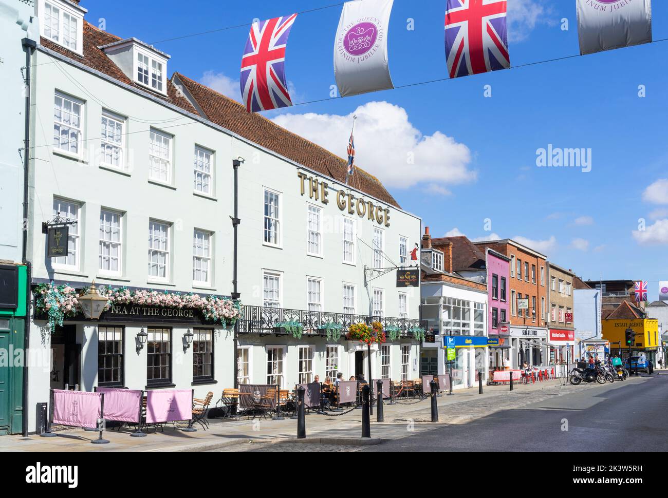 Colchester centro città Colchester High Street The George Hotel un 500 anni di coaching inn Colchester Essex Inghilterra Regno Unito GB Europa Foto Stock