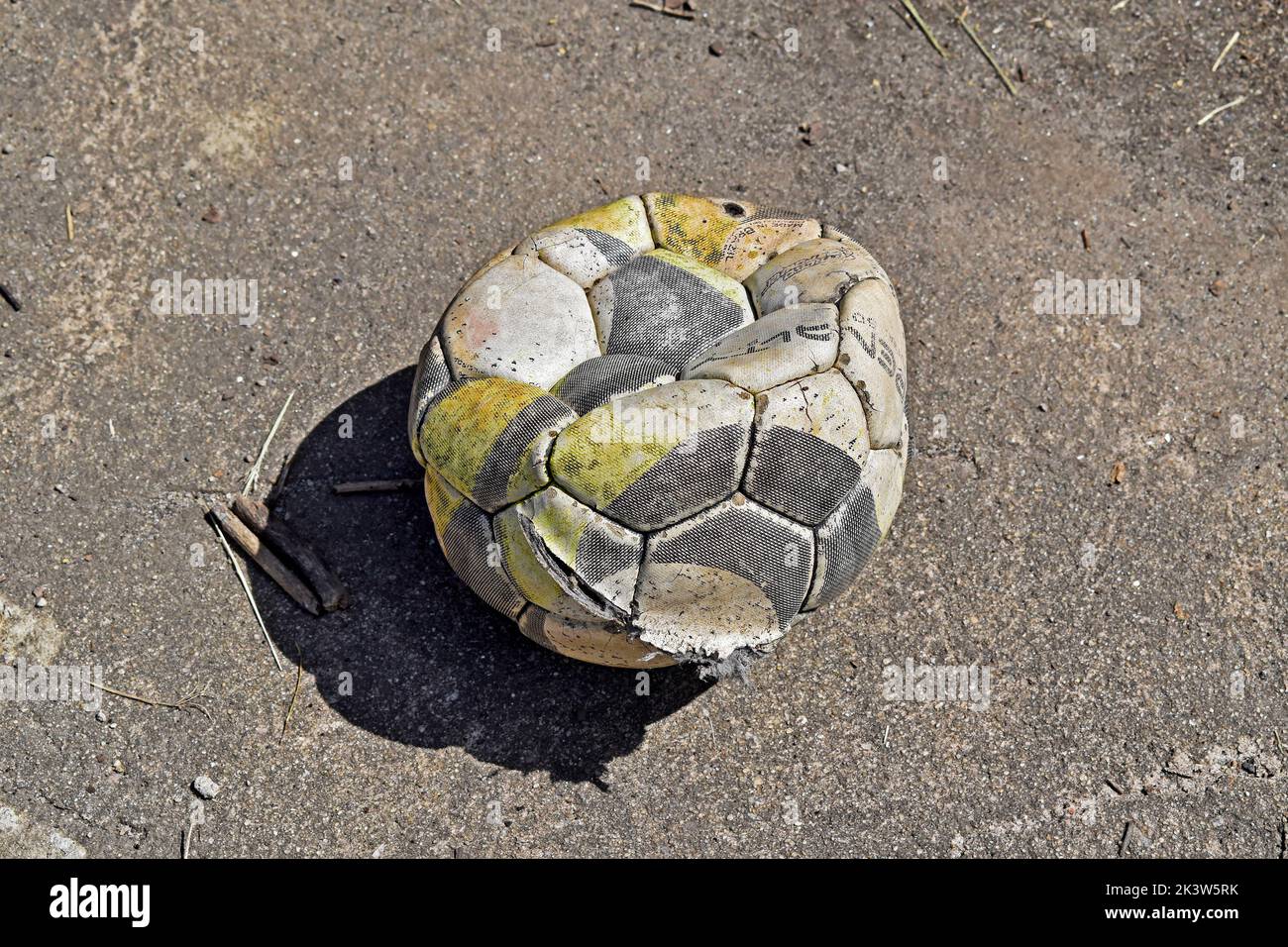 Vecchia palla di calcio strappata e abbandonata Foto Stock