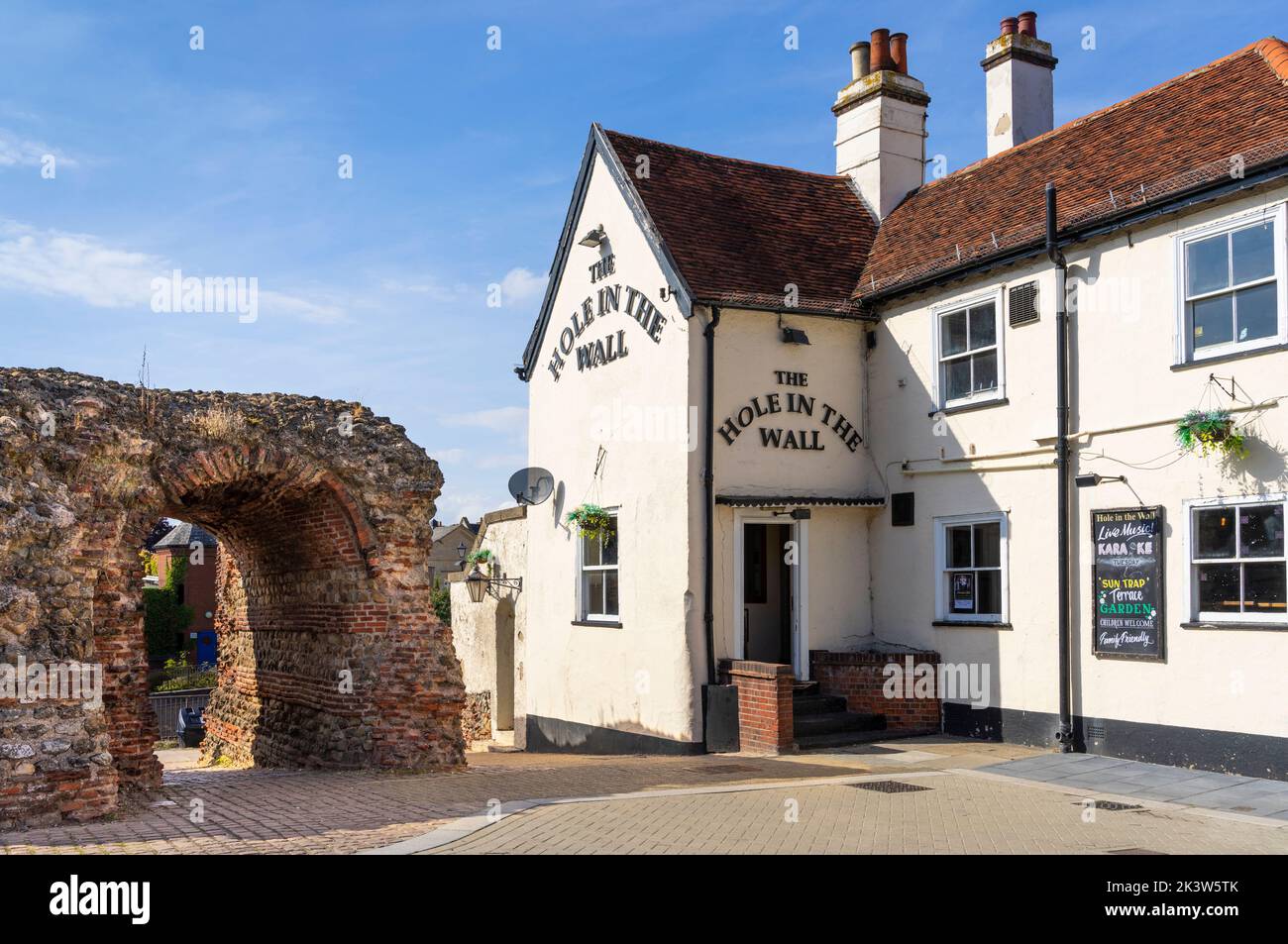 Rovina delle mura romane di Colchester presso la porta di Balkerne accanto alla casa pubblica di The Hole in the Wall Colchester Essex Inghilterra UK GB Europe Foto Stock