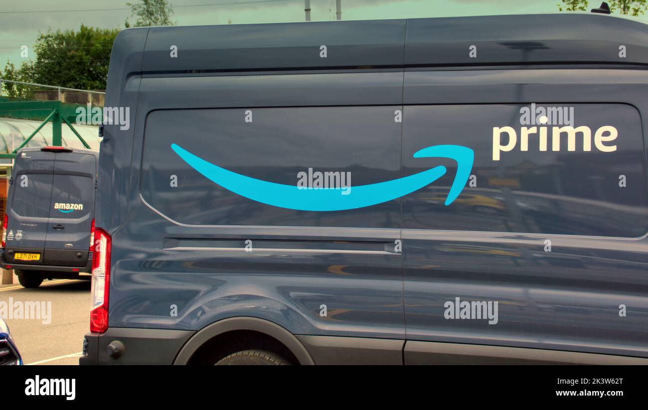 amazon prime furgoni in supermercato parcheggio Glasgow, Scozia, Regno Unito Foto Stock