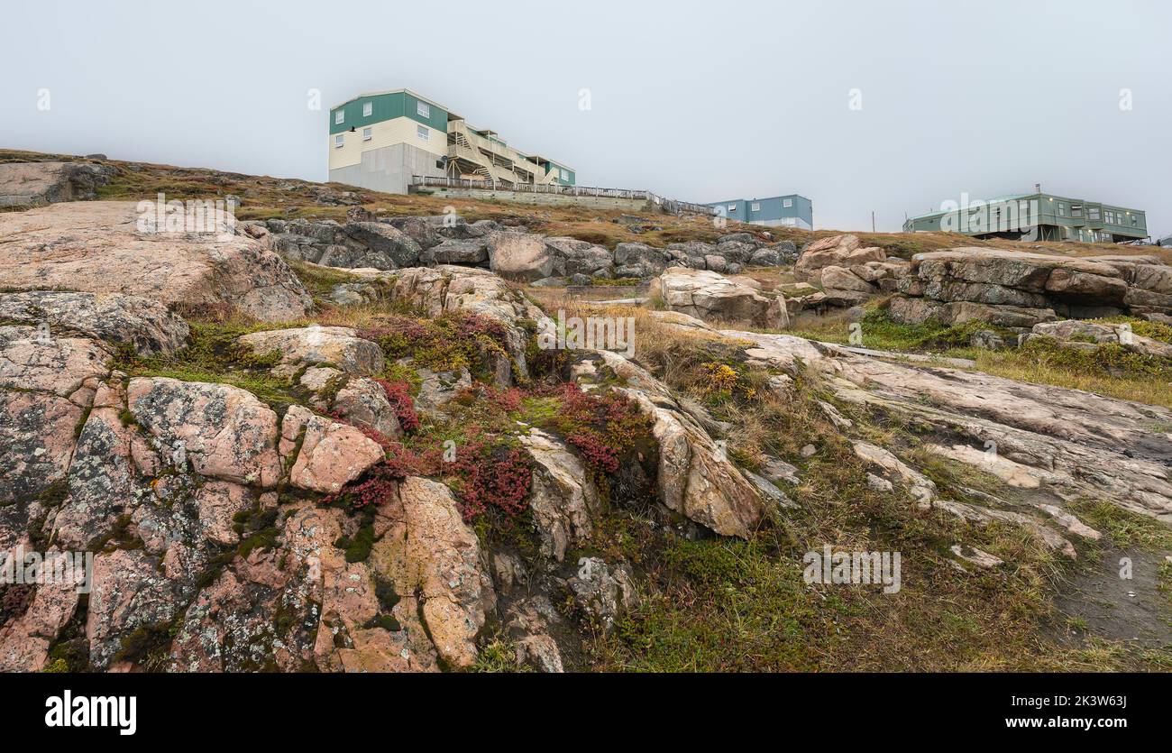 Case su una cresta rocciosa nella città di Iqaluit a Nunavut, Canada Foto Stock