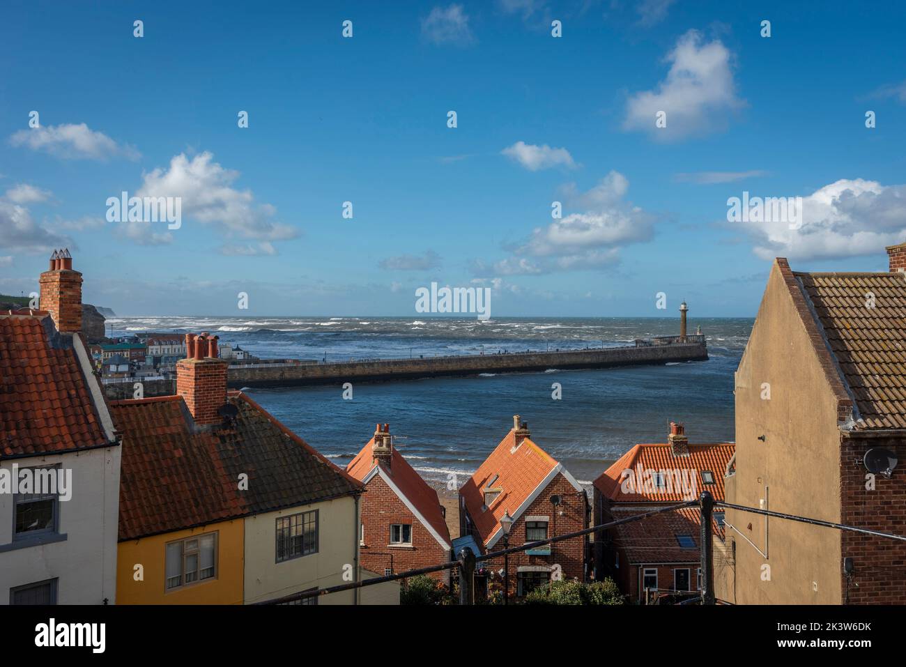 Vista della città sul mare e del porto di Whitby, dove il fiume Esk scorre nel Mare del Nord, nello Yorkshire, Regno Unito Foto Stock