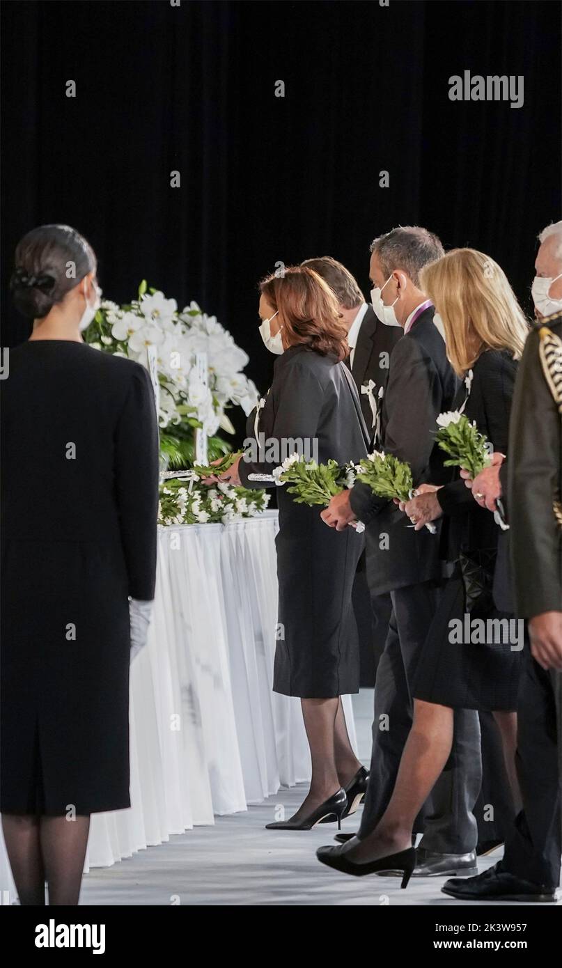 Tokyo, Giappone. 27th Set, 2022. Il Vice Presidente degli Stati Uniti Kamala Harris e il secondo Gentleman Doug Emhoff Place fioriscono mentre si rispettano durante le funerali di Stato per il compianto primo Ministro Shinzo Abe al Nippon Budoka, 27 settembre 2022 a Tokyo, Giappone. Credit: Lawrence Jackson/White House Photo/Alamy Live News Foto Stock