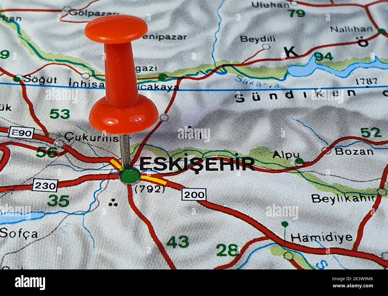 Un primo piano di una puntina rossa sulla mappa della città di Balikesir in Turchia Foto Stock
