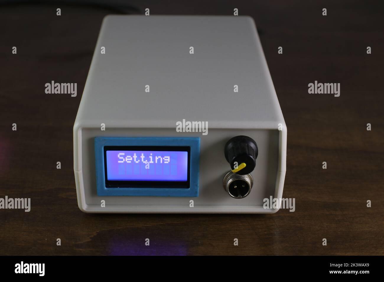 Dispositivo elettronico con LCD, potenziometro di regolazione e connettore Foto Stock