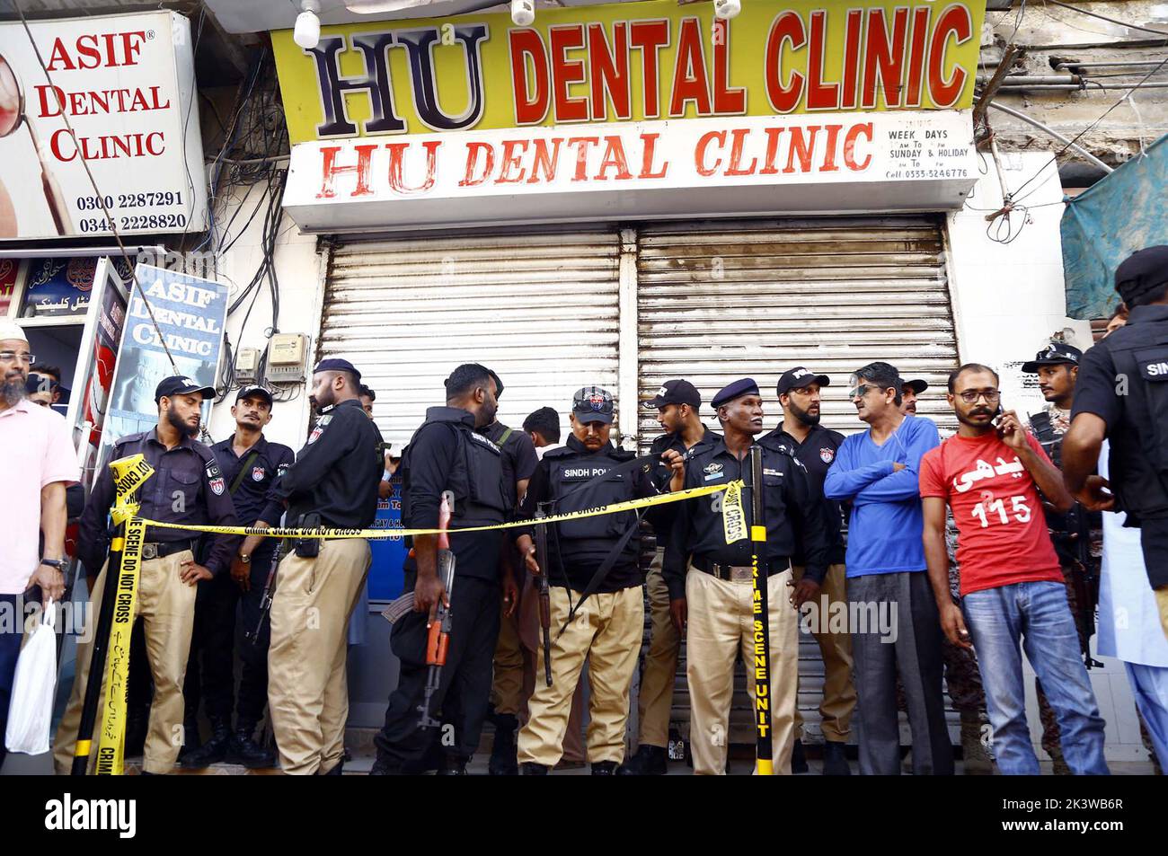 I funzionari della sicurezza cadono fuori sede dopo che un assalente non identificato ha aperto il fuoco all'interno di una clinica dentale situata nell'area di Saddar a Karachi mercoledì 28 settembre 2022. Un cittadino cinese è stato ucciso a colpi di arma da fuoco e altri due sono stati feriti il mercoledì pomeriggio dopo che un aggressore non identificato ha aperto il fuoco all'interno di una clinica dentale nella zona di Karachi's Saddar. Foto Stock