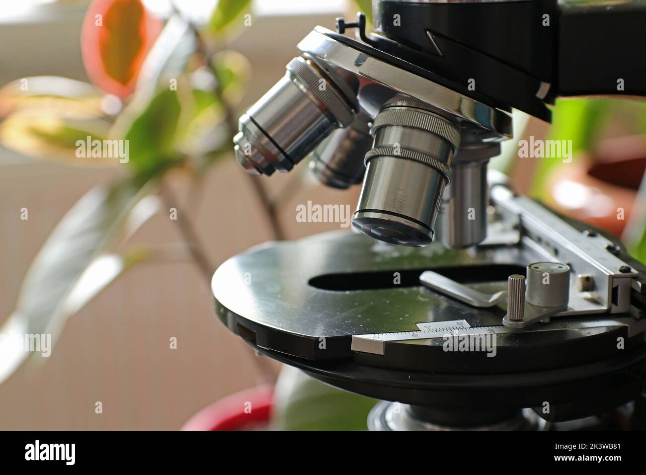 Microscopio con lenti metalliche in un laboratorio di ricerca. Sviluppo di vaccini virali. Foto Stock