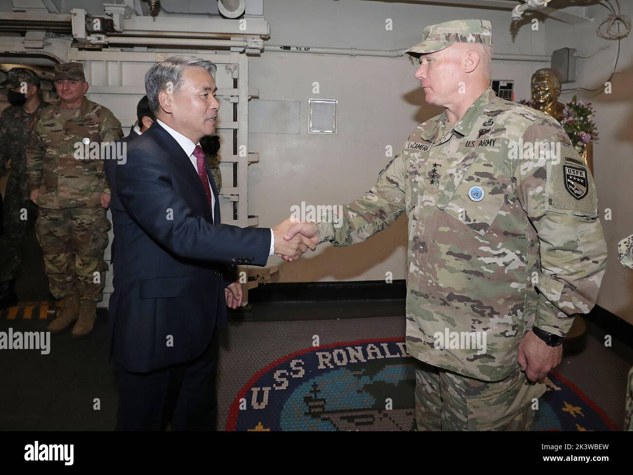 24 settembre, 2022-Busan, Corea del Sud-Lee Jong SUP del Ministro della Difesa sudcoreano (R) e del generale Paul Lacamera USFK Commander scrolla le mani al CVN-76 USS Ronald Reagan a Busan, Corea del Sud. Foto Stock