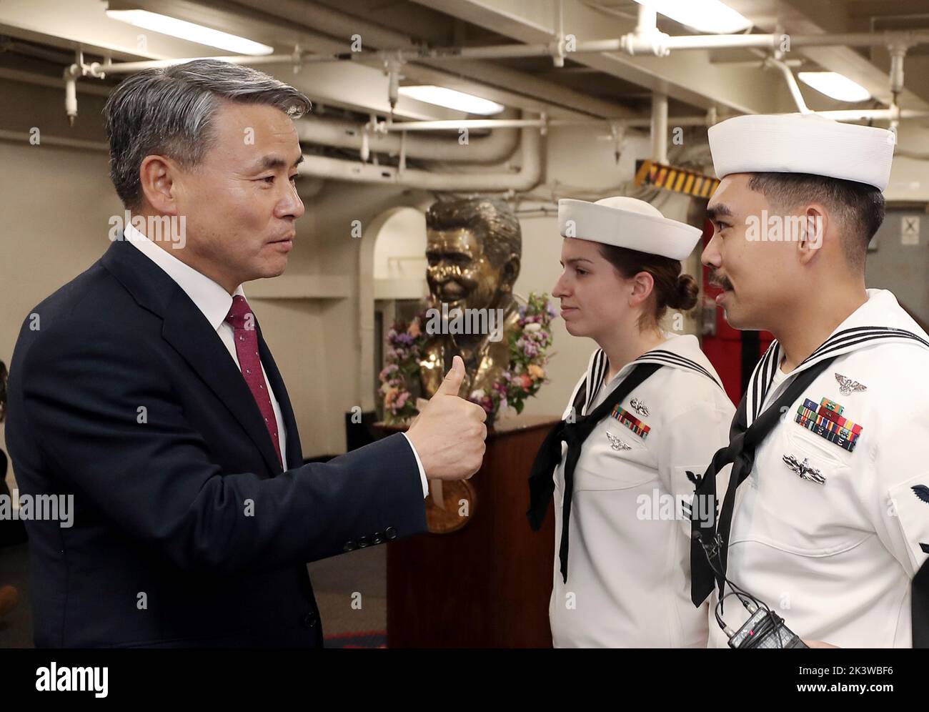 24 settembre, 2022-Busan, Corea del Sud-Lee Jong SUP del Ministro della Difesa sudcoreano(L) per fare il giro di due navate americane al CVN-76 USS Ronald Reagan a Busan, Corea del Sud. Foto Stock