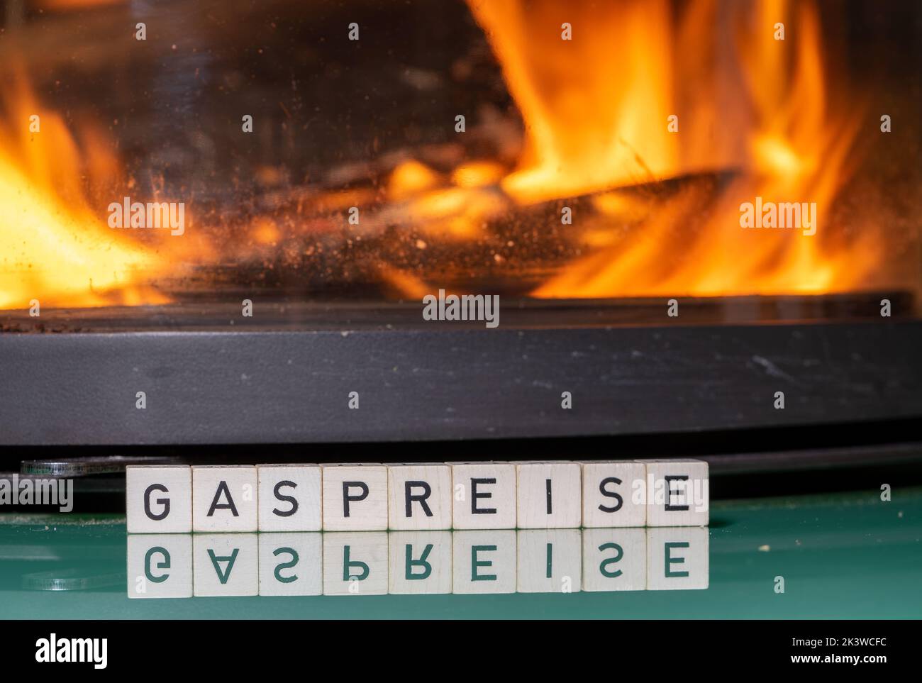 Camino con fuoco e la parola gas prezzi Foto Stock
