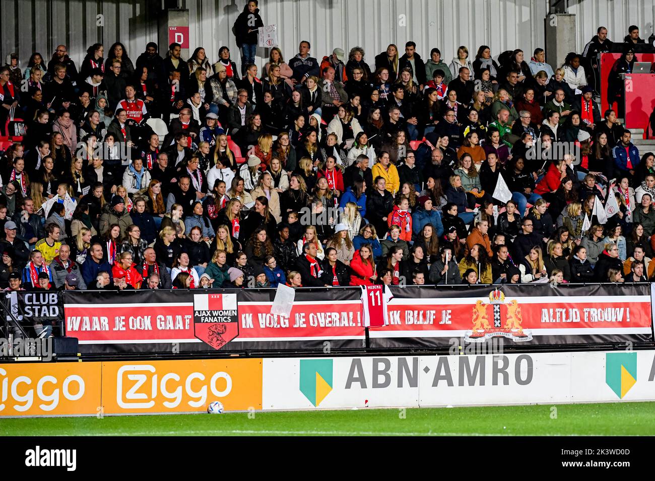 DUIVENDRECHT, PAESI BASSI - 28 SETTEMBRE: Tifosi sostenitori durante la partita di qualificazione della UEFA Women's Champions League tra Ajax Amsterdam e FC Arsenal a De Toekomst il 28 settembre 2022 a Duivendrecht, Paesi Bassi (Foto di Jan Mulder/Orange Pictures) Foto Stock