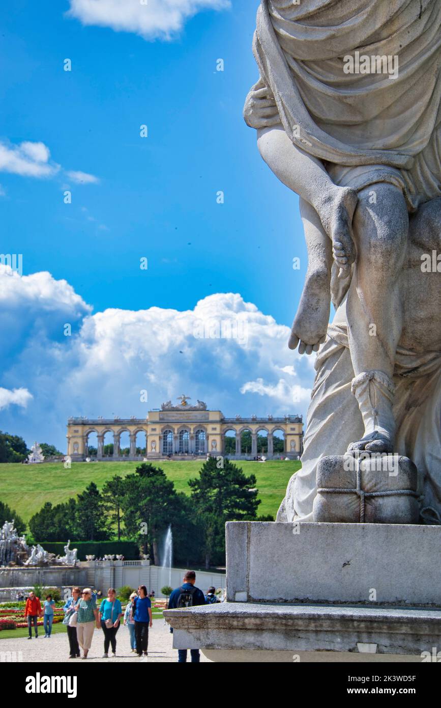 Blick vom Schlossbrunn auf die Gloriette Foto Stock