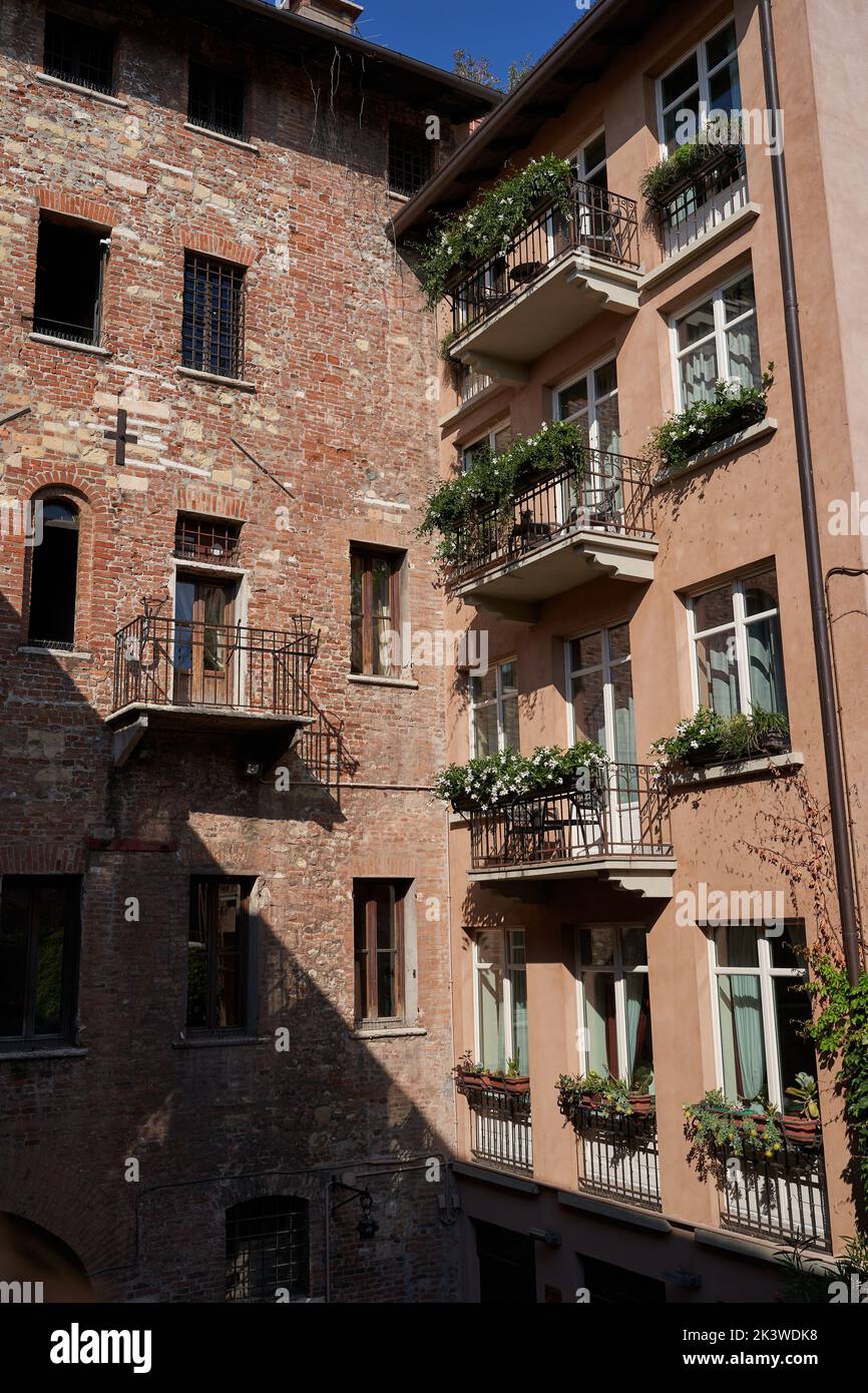 Verona, Italia - 13 luglio 2022 - la Casa di Giulietta Capulet (Giulietta Capuleti) con balcone resa famosa dalla tragedia dell'amore di William Shakespeare Foto Stock