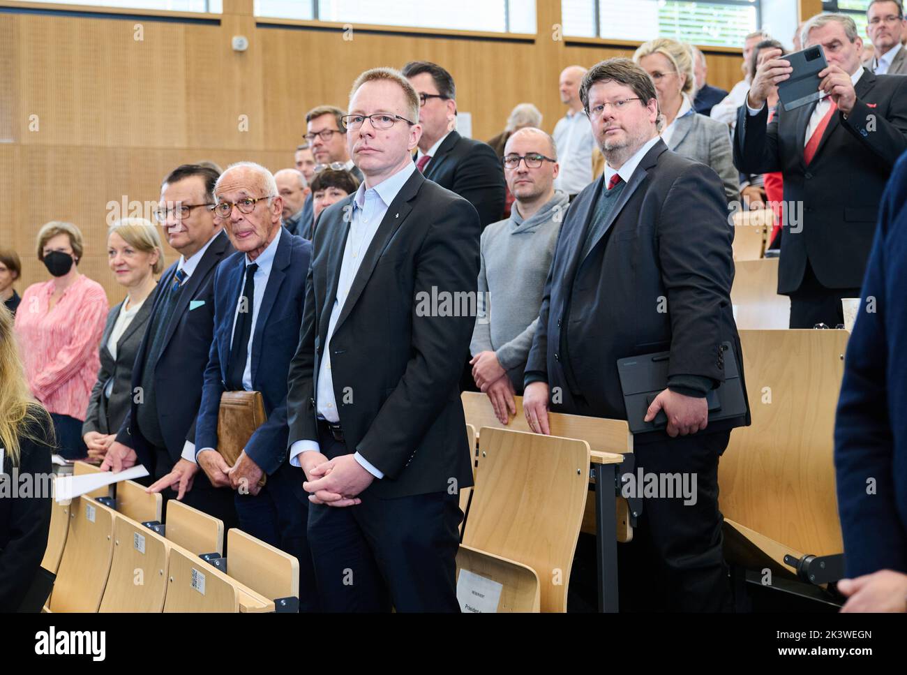 Berlino, Germania. 28th Set, 2022. Dennis Buchner (M, SPD), presidente della Camera dei rappresentanti di Berlino, è tra i presenti all'inizio delle audizioni della Corte costituzionale in una sala conferenze a Freie Universität Berlin a Dahlem. Secondo una valutazione preliminare, la Corte costituzionale di Berlino sta valutando la possibilità di ripetere completamente le elezioni per la Camera dei rappresentanti di Berlino. Credit: Annette Riedl/dpa/Alamy Live News Foto Stock