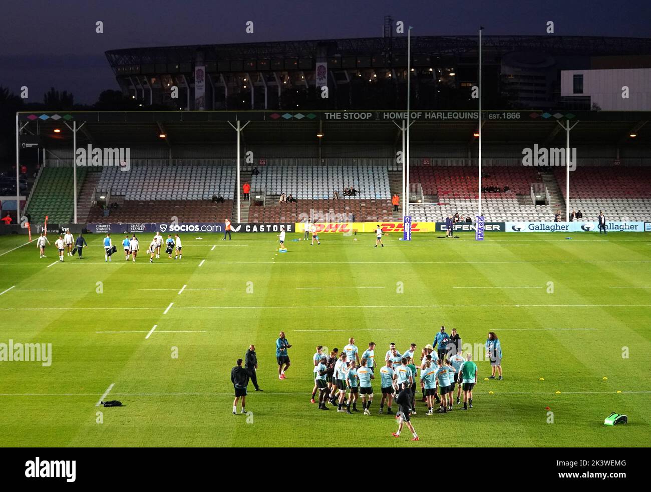 I giocatori di Harlequins si accoccolano davanti alla seconda partita della Premiership Rugby Cup al Twickenham Stoop, Londra. Data immagine: Mercoledì 28 settembre 2022. Foto Stock