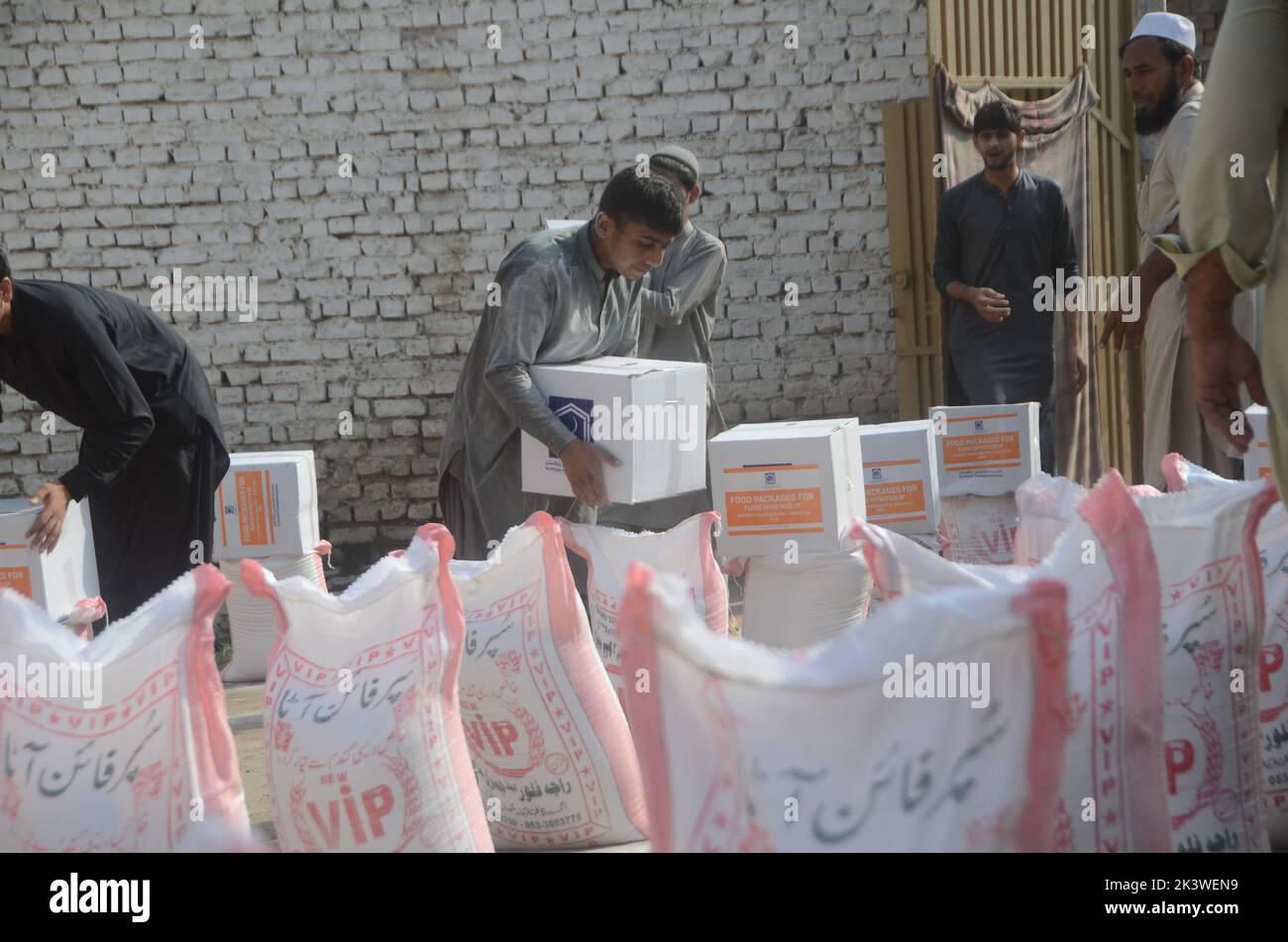 Peshawar, Pakistan. 22nd Set, 2022. Le persone colpite dalle inondazioni ricevono aiuti di soccorso distribuiti dalla Fondazione al Khidmat nel distretto di Nowshera, villaggio di Garhi Momin, provincia di Khyber Pakhtunkhwa a Peshawar, Pakistan il 22 settembre 2022. (Foto di Hussain Ali/Pacific Press/Sipa USA) Credit: Sipa USA/Alamy Live News Foto Stock