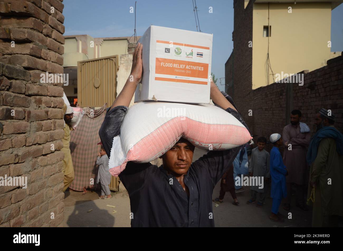 Peshawar, Pakistan. 22nd Set, 2022. Le persone colpite dalle inondazioni ricevono aiuti di soccorso distribuiti dalla Fondazione al Khidmat nel distretto di Nowshera, villaggio di Garhi Momin, provincia di Khyber Pakhtunkhwa a Peshawar, Pakistan il 22 settembre 2022. (Foto di Hussain Ali/Pacific Press/Sipa USA) Credit: Sipa USA/Alamy Live News Foto Stock