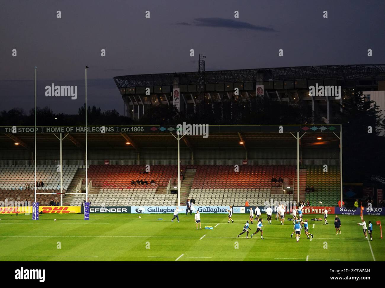 I giocatori si scaldano davanti alla seconda partita della Premiership Rugby Cup al Twickenham Stoop, Londra. Data immagine: Mercoledì 28 settembre 2022. Foto Stock