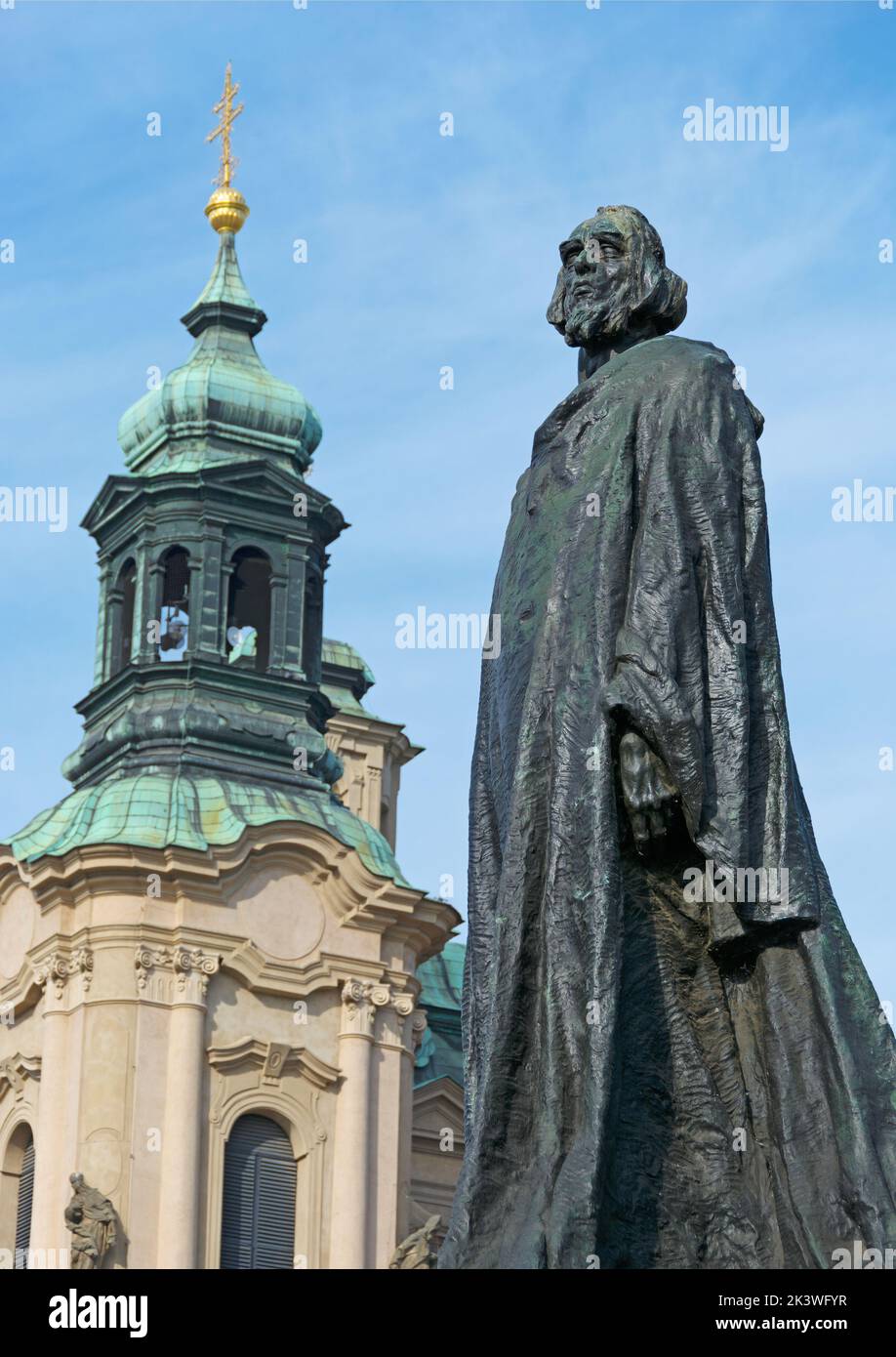 Praga Repubblica Ceca Settembre 25, 2022, Praga serie fotografica: Jan Hus Monumento in Piazza della Città Vecchia a Praga con la Chiesa di San Nicola nel backgroun Foto Stock