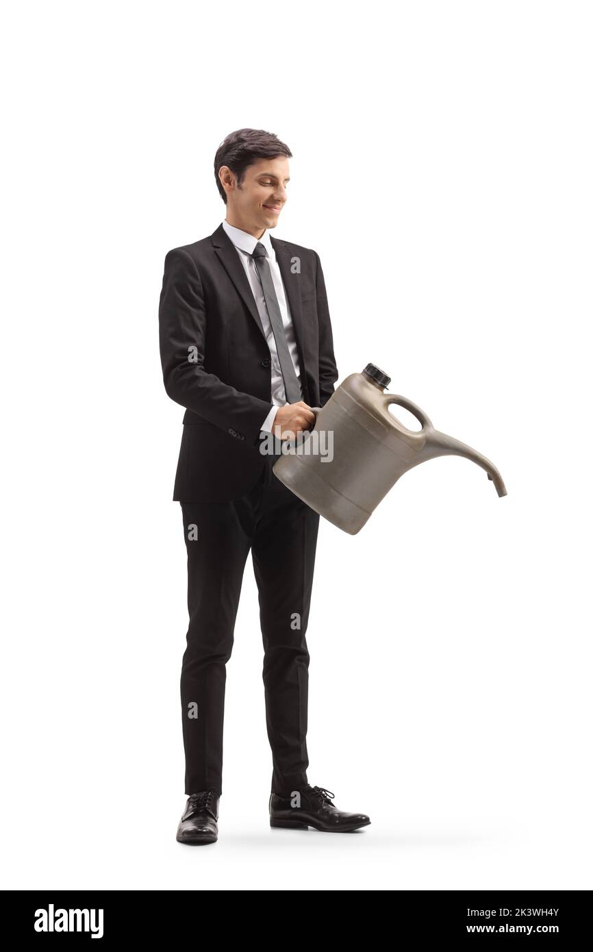 Scatto a tutta lunghezza di un uomo d'affari che tiene un cansiere d'irrigazione isolato su sfondo bianco Foto Stock