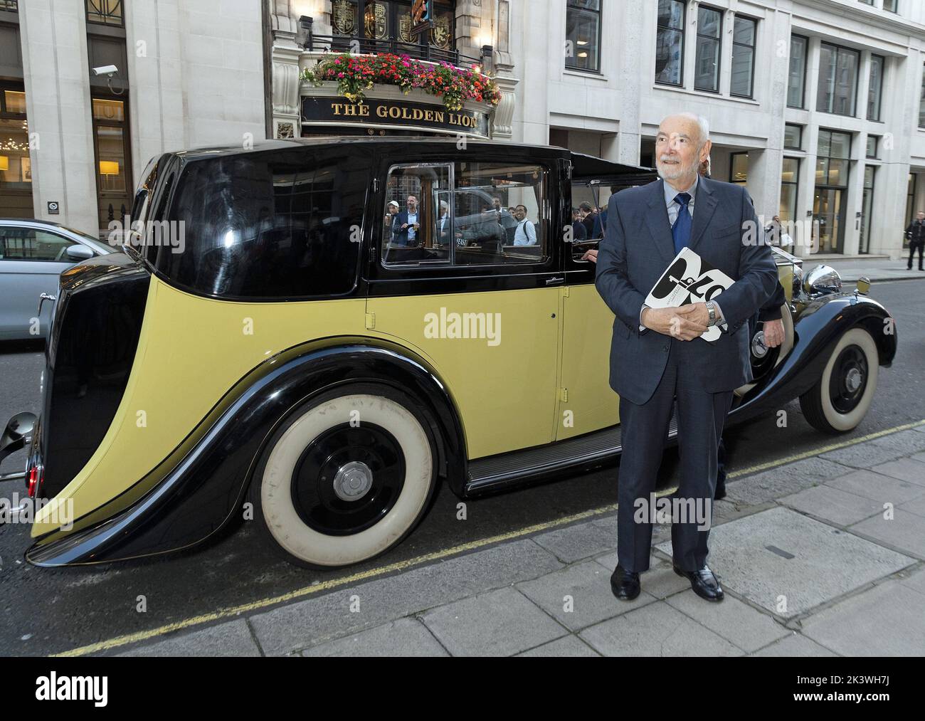 Michael G. Wilson arriva nel Goldfinger Rolls-Royce Phantom III per i sessant'anni di aste di James Bond presso la casa d'aste di Christie nel centro di Londra. L'asta dal vivo si concluderà con sei lotti che rappresentano uno dei sei attori che hanno giocato Bond, con ogni lotto che viene venduto a beneficio di una carità scelta personalmente dai rispettivi attori o dalle loro proprietà. Data immagine: Mercoledì 28 settembre 2022. Foto Stock