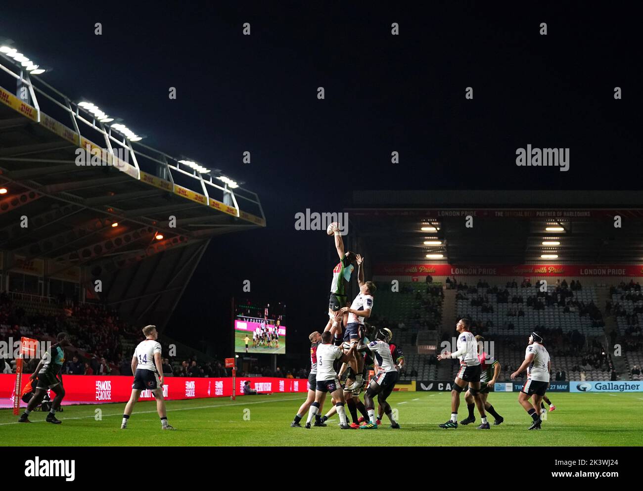 I giocatori eseguono una line-out durante il secondo round della Premiership Rugby Cup al Twickenham Stoop, Londra. Data immagine: Mercoledì 28 settembre 2022. Foto Stock