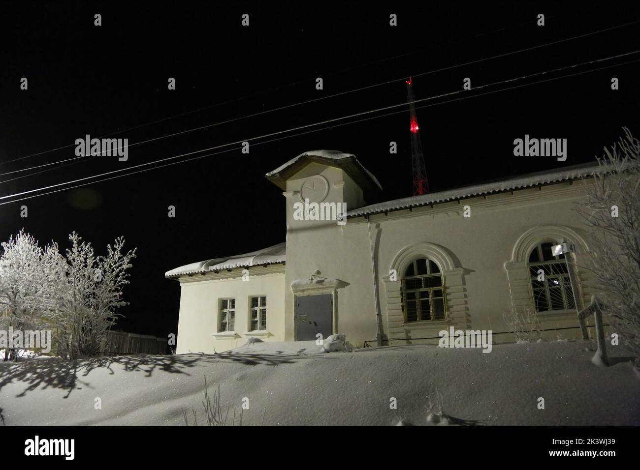Stazione ferroviaria Pyayve Пяйве sul servizio ferroviario passeggeri più a nord del mondo tra Murmansk e Nikel nella notte polare con alberi coperti di ghiaccio Foto Stock