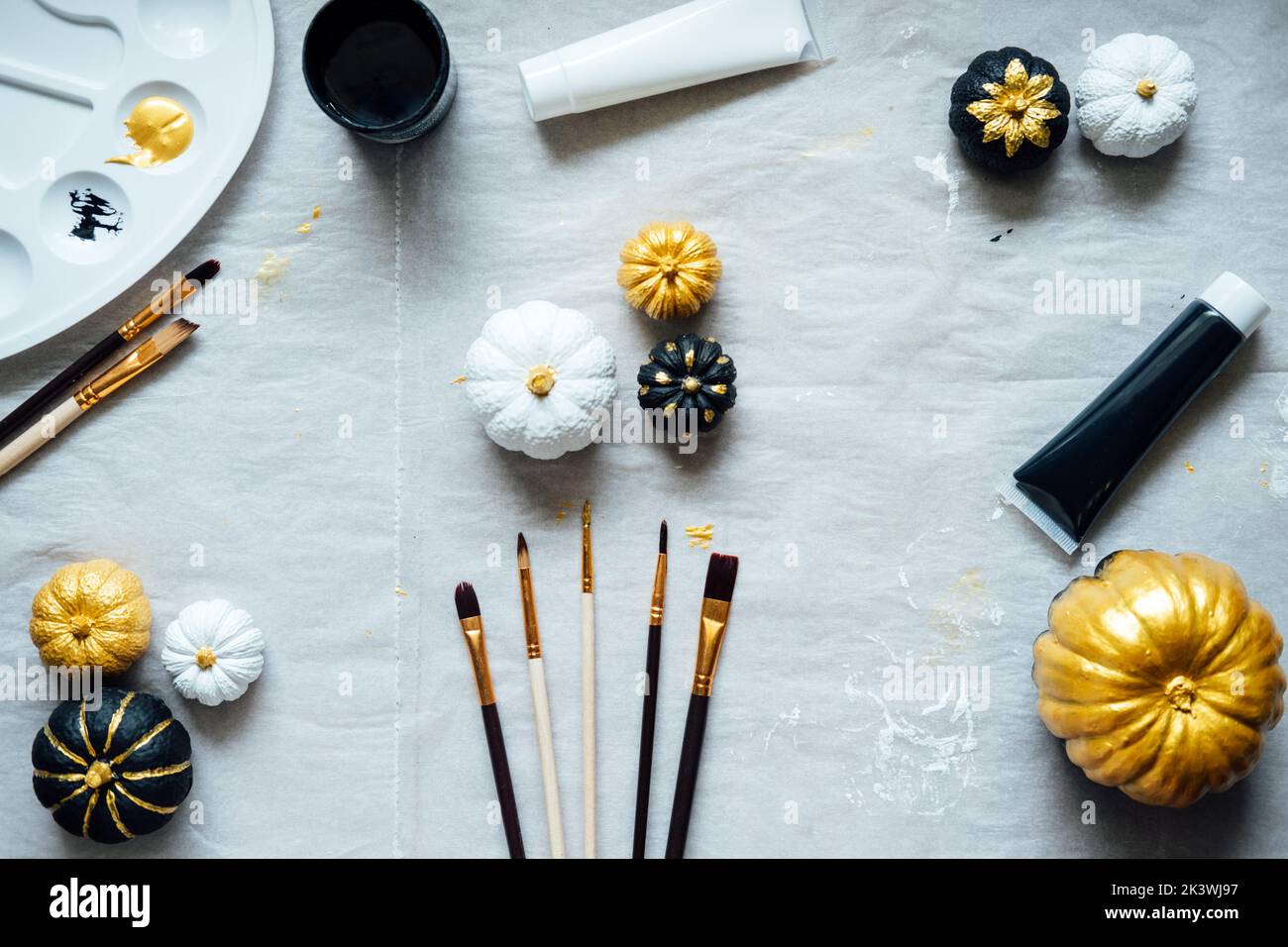 Idee creative di pittura della zucca per Halloween e il Ringraziamento per gli adulti. Semplice Easy Pumpkin kit di decorazione con Black Gold White Pumpkins, spazzole Foto Stock
