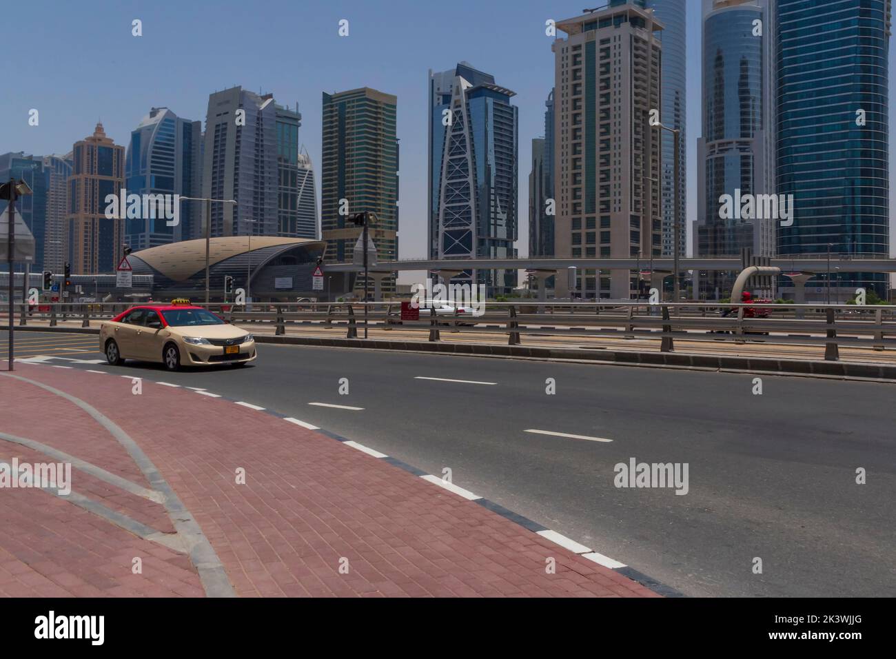 Vista del quartiere di Dubai con taxi su una strada Foto Stock
