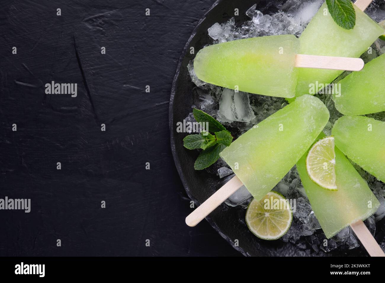 Popsicles fatti in casa con succo di lime e menta, ghiaccio di frutta mojito Foto Stock