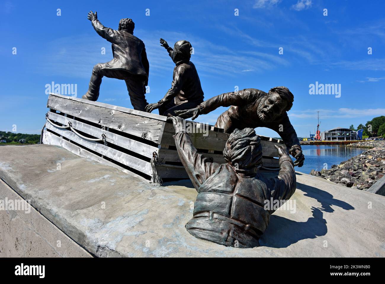 Sydney, Canada - 6 agosto 2022: Il Merchant Mariner Monument nel porto di Sydney. I membri della marina mercantile trasportavano forniture durante la seconda guerra mondiale in con Foto Stock