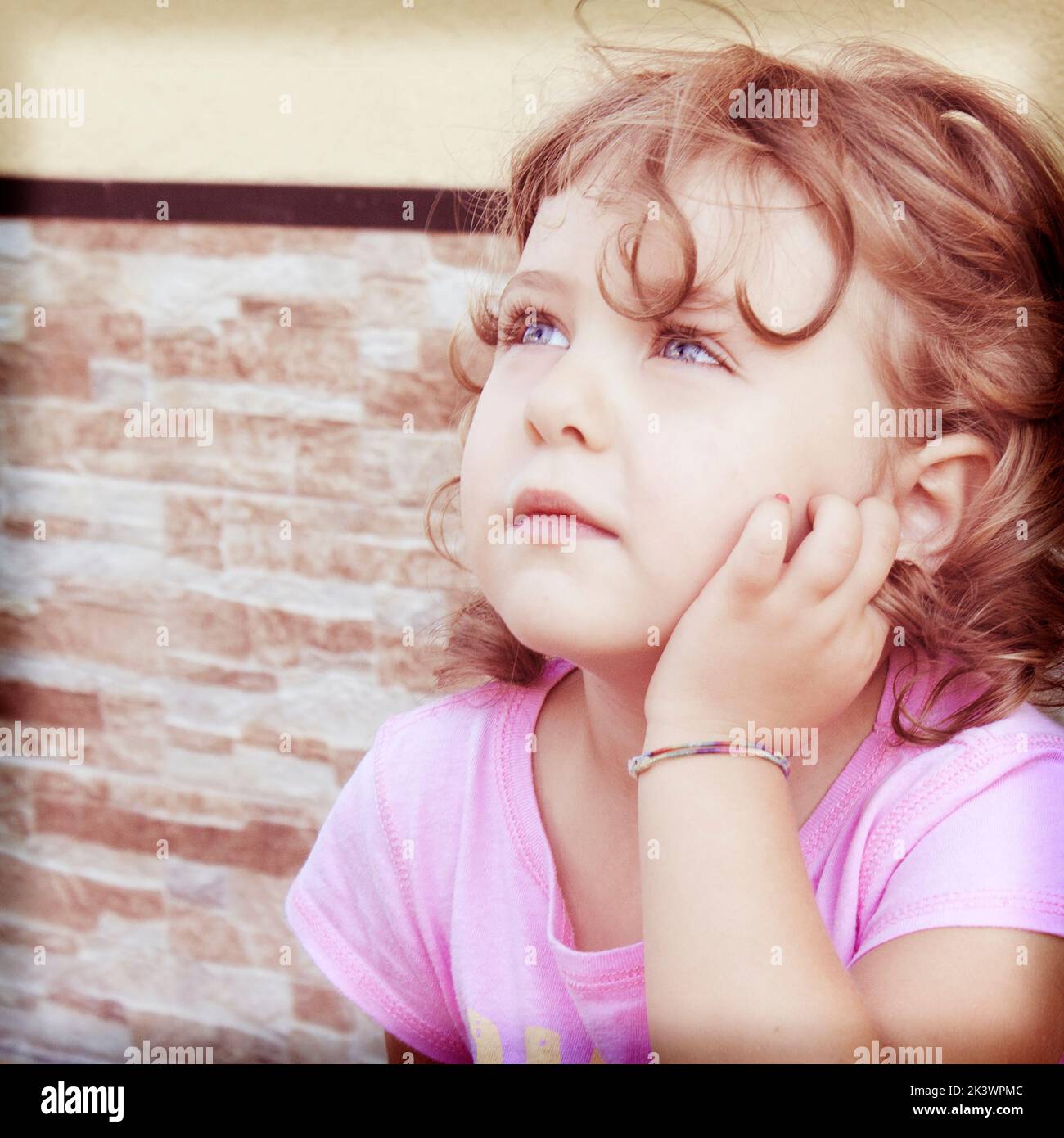 Ragazza che guarda sognatamente all'orizzonte. Outdoors.Relaxing colori. Foto Stock