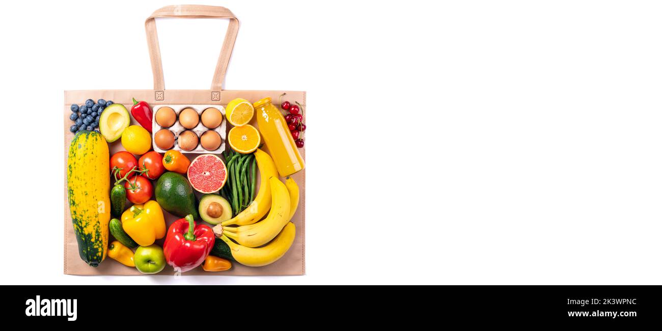 Cibo sano sfondo. Cibo sano in borsa riutilizzabile verdure e frutta su bianco. Concetto di supermercato per lo shopping. Cibo vegetariano. LON Foto Stock
