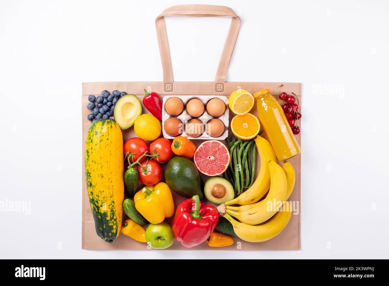Cibo sano sfondo. Cibo sano in borsa riutilizzabile verdure e frutta su bianco. Concetto di supermercato per lo shopping. Cibo vegetariano. LON Foto Stock