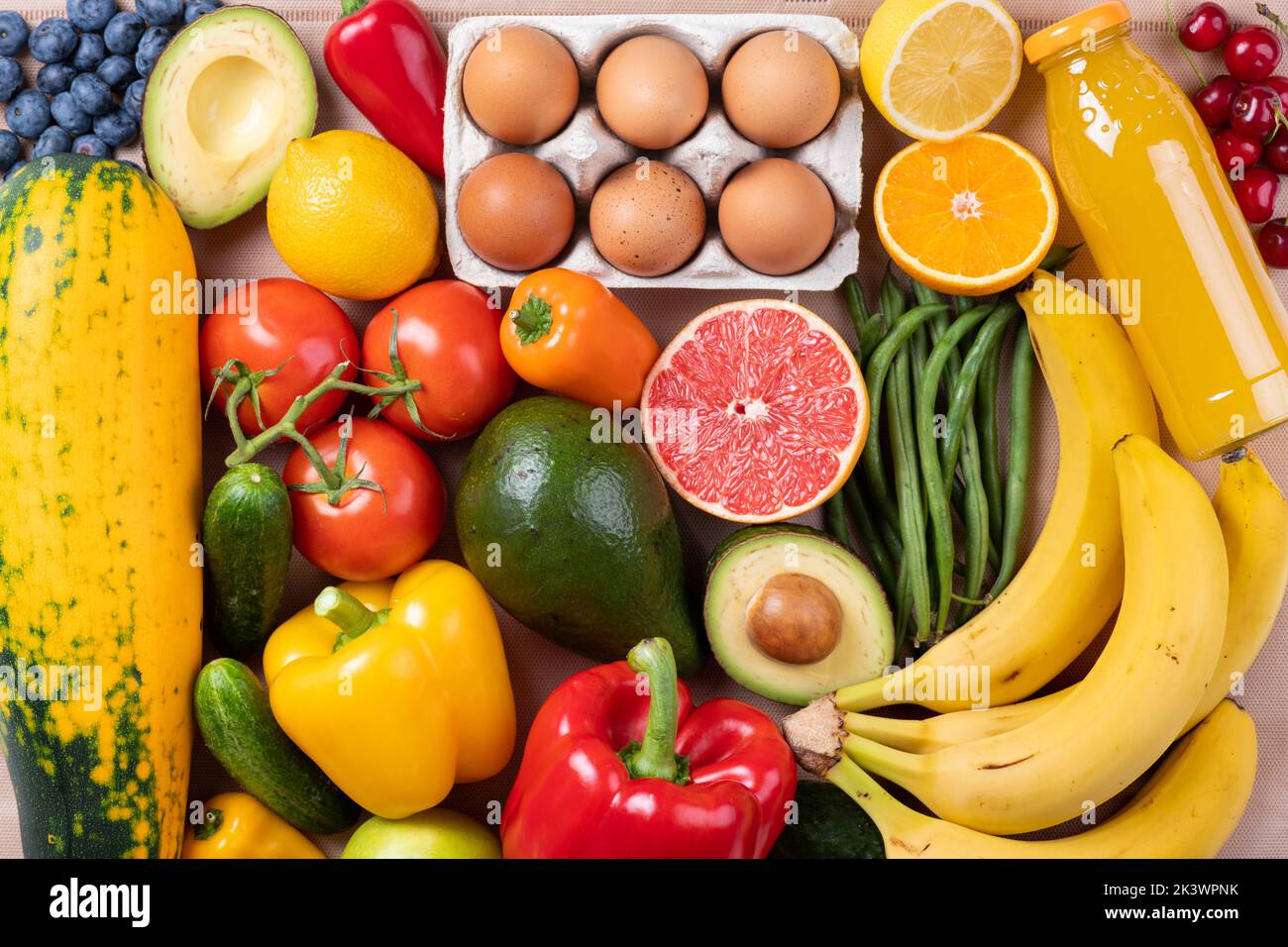 Sfondo di cibo sano. Verdure alimentari sane, frutta su bianco. Shopping supermercato vegetariano alimentare, concetto di consegna di cibo Foto Stock